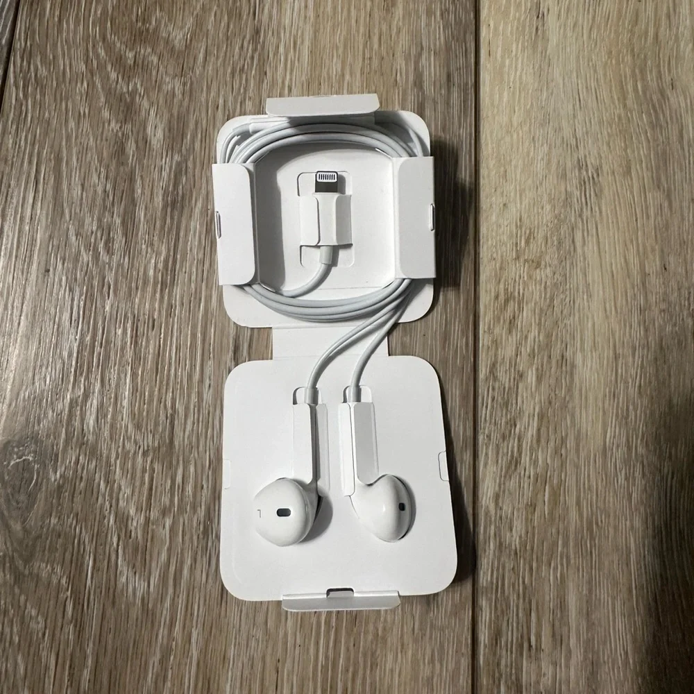 Apple Wired Headphones With Lightening Plug
